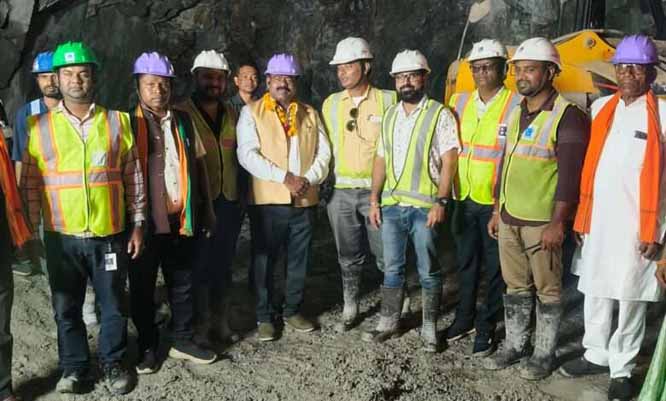 केशकाल विधायक ने मांझीनगढ़ पहाड़ पर 6 लेन टनल निर्माण का किया निरीक्षण केशकाल विधायक ने मांझीनगढ़ पहाड़ पर 6 लेन टनल निर्माण का किया निरीक्षण