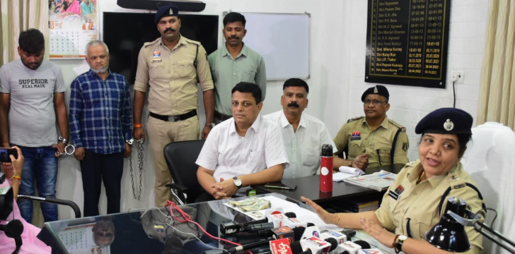 शिवनाथ एक्सप्रेस में हुई चोरी के दो आरोपी गिरफ्तार, 11 लाख में कोलकाता में बेचा ज्वेलरी को शिवनाथ एक्सप्रेस में हुई चोरी के दो आरोपी गिरफ्तार, 11 लाख में कोलकाता में बेचा ज्वेलरी को