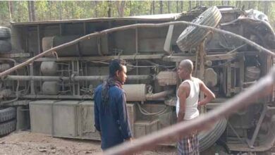कोरकोमा बताती के जंगल में अनियंत्रित होकर पलटी बस, दो दर्जन यात्री घायल