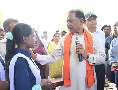 बैगा समुदाय की बिटिया ने किया टॉप, मुख्यमंत्री से की मुलाकात बैगा समुदाय की बिटिया ने किया टॉप, मुख्यमंत्री से की मुलाकात