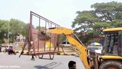 शहर में लगे समस्त विज्ञापन ट्रॉली निगम ने किए जप्त