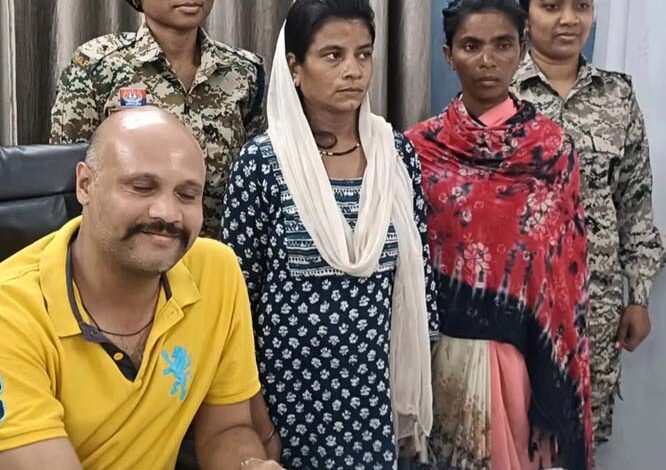 पूर्व में काम करने वाली दो नौकरानी चोरी के मामले में गिरफ्तार पूर्व में काम करने वाली दो नौकरानी चोरी के मामले में गिरफ्तार