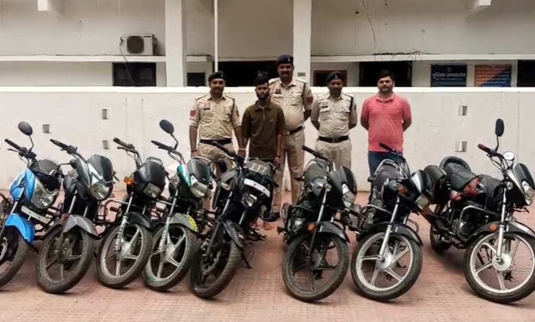 चोरी के दोपहिया वाहनों के साथ मध्यप्रदेश के दो चोर गिरफ्तार चोरी के दोपहिया वाहनों के साथ मध्यप्रदेश के दो चोर गिरफ्तार