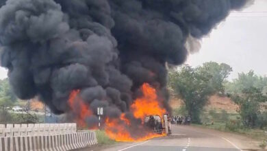 अनियंत्रित होकर पलटने से टैंकर में लगी आग, कोई हताहत नहीं