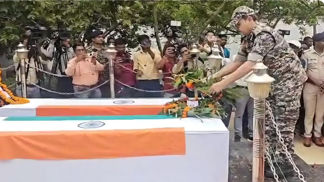बलिदानी डीआरजी के दो जवानों को दी गई अंतिम विदाई बलिदानी डीआरजी के दो जवानों को दी गई अंतिम विदाई