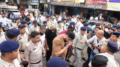 अंबेडकर अस्पताल में पत्रकारों के साथ मारपीट, पुलिस ने निकाला जुलूस