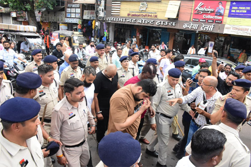 अंबेडकर अस्पताल में पत्रकारों के साथ मारपीट, पुलिस ने निकाला जुलूस अंबेडकर अस्पताल में पत्रकारों के साथ मारपीट, पुलिस ने निकाला जुलूस