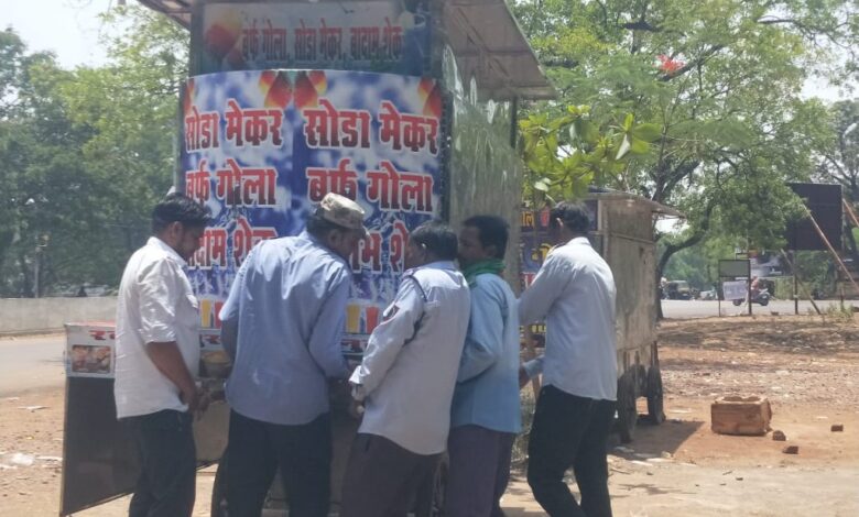 यातायात व्यवस्था सुधारने अवैध ठेले वालों पर की गई कार्यवाही यातायात व्यवस्था सुधारने अवैध ठेले वालों पर की गई कार्यवाही
