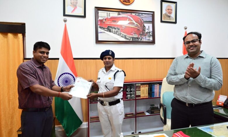 उत्कृष्ट मानवीय सेवा कार्य के लिए सिविल डिफेंस वॉलंटियर्स पुरस्कृत उत्कृष्ट मानवीय सेवा कार्य के लिए सिविल डिफेंस वॉलंटियर्स पुरस्कृत