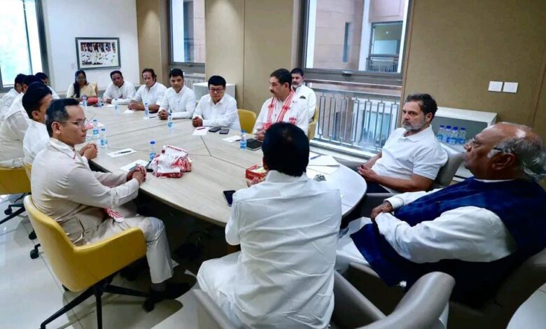 असम प्रदेश कांग्रेस के नवनियुक्त पदाधिकारियों की बैठक में शामिल हुए विकास उपाध्याय असम प्रदेश कांग्रेस के नवनियुक्त पदाधिकारियों की बैठक में शामिल हुए विकास उपाध्याय