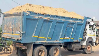 बकावण्ड तहसीलदार ने अवैध रेत परिवहन करते दो टिप्पर वाहन पकड़ा
