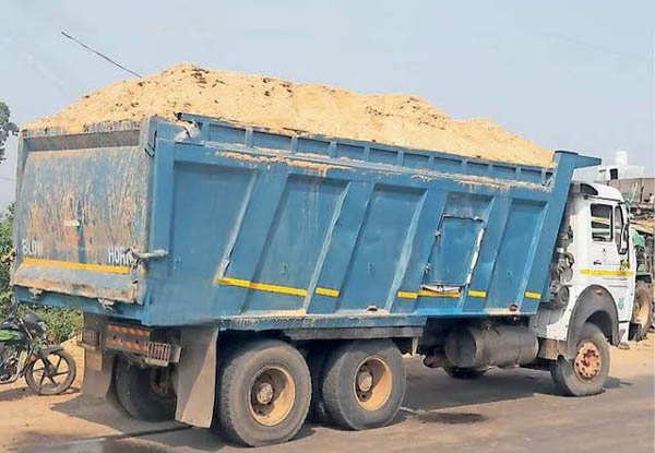 बकावण्ड तहसीलदार ने अवैध रेत परिवहन करते दो टिप्पर वाहन पकड़ा बकावण्ड तहसीलदार ने अवैध रेत परिवहन करते दो टिप्पर वाहन पकड़ा