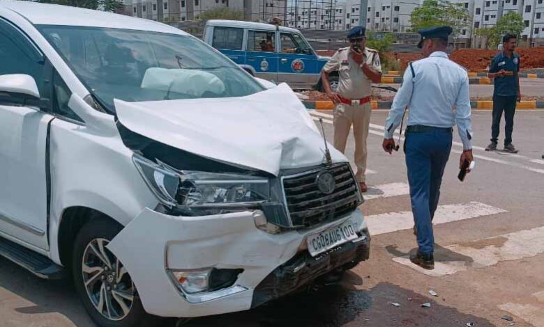 नया रायपुर के सेक्टर 17 में सड़क हादसा, 4 घायल नया रायपुर के सेक्टर 17 में सड़क हादसा, 4 घायल