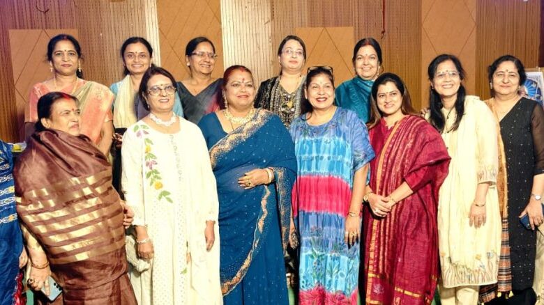 पारिवारिक मिलन समारोह में हास- परिहास के बीच पर भारी पड़ीं महिलाएं पारिवारिक मिलन समारोह में हास- परिहास के बीच पर भारी पड़ीं महिलाएं