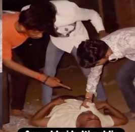 बोरियाकला में बदमाशों ने खुलेआम युवक को पीटा, ख़ुद को बताया रायपुर का डॉन बोरियाकला में बदमाशों ने खुलेआम युवक को पीटा, ख़ुद को बताया रायपुर का डॉन