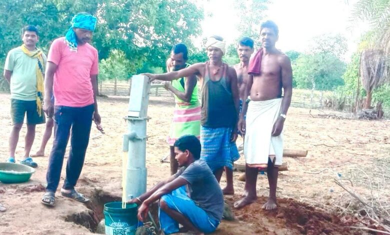 सुशासन तिहार में खालेबेन्दी के ग्रामीणों की वर्षों पुरानी पेयजल समस्या का हुआ समाधान सुशासन तिहार में खालेबेन्दी के ग्रामीणों की वर्षों पुरानी पेयजल समस्या का हुआ समाधान
