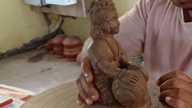 नक्सल प्रभावित इलाकों के ग्रामीणों को आत्मनिर्भर बनने माटी कला केंद्र संचालित नक्सल प्रभावित इलाकों के ग्रामीणों को आत्मनिर्भर बनने माटी कला केंद्र संचालित