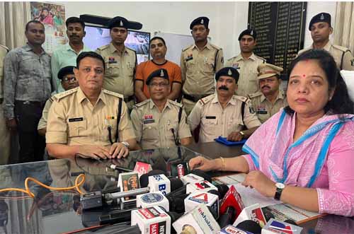शिवनाथ एक्सप्रेस में चोरी के मामले में रावरकेला का ज्वेलरी व्यापारी गिरफ्तार शिवनाथ एक्सप्रेस में चोरी के मामले में रावरकेला का ज्वेलरी व्यापारी गिरफ्तार
