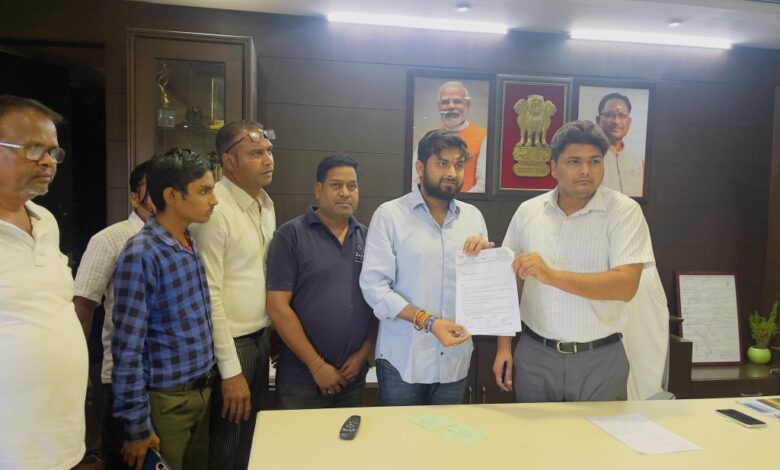 ब्राम्हण पारा में पेयजल की समस्या, नगर निगम कमिश्नर को सौंपा ज्ञापन ब्राम्हण पारा में पेयजल की समस्या, नगर निगम कमिश्नर को सौंपा ज्ञापन