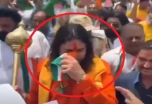 तिरंगा यात्रा के दौरान BJP विधायक ने तिरंगे से पोछा पसीना