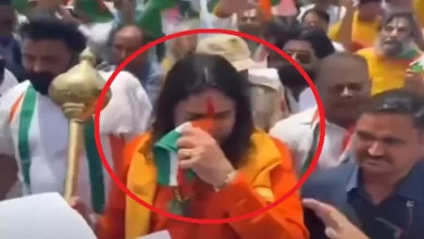 तिरंगा यात्रा के दौरान BJP विधायक ने तिरंगे से पोछा पसीना