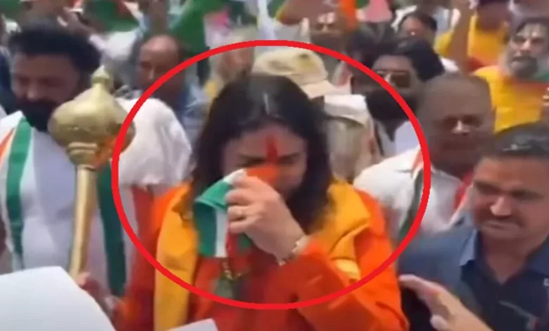 तिरंगा यात्रा के दौरान BJP विधायक ने तिरंगे से पोछा पसीना तिरंगा यात्रा के दौरान BJP विधायक ने तिरंगे से पोछा पसीना