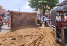 रेत से भरी ट्रैक्टर ट्रॉली के पलटने से दो लोग हुए घायल