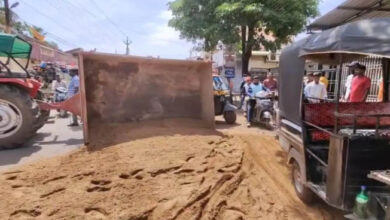 रेत से भरी ट्रैक्टर ट्रॉली के पलटने से दो लोग हुए घायल