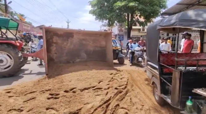 रेत से भरी ट्रैक्टर ट्रॉली पलटने से दो घायल रेत से भरी ट्रैक्टर ट्रॉली पलटने से दो घायल
