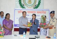 जिले में टॉप करने वाले 10वीं-12वीं के विद्यार्थियों का कलेक्टर-एसएसपी ने किया सम्मान