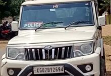 सायरन व पुलिस लिखा बोर्ड लगा एक बोलेरो वाहन पकड़ाया