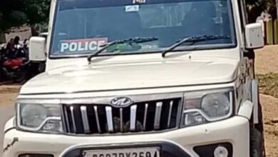 सायरन व पुलिस लिखा बोर्ड लगा एक बोलेरो वाहन पकड़ाया