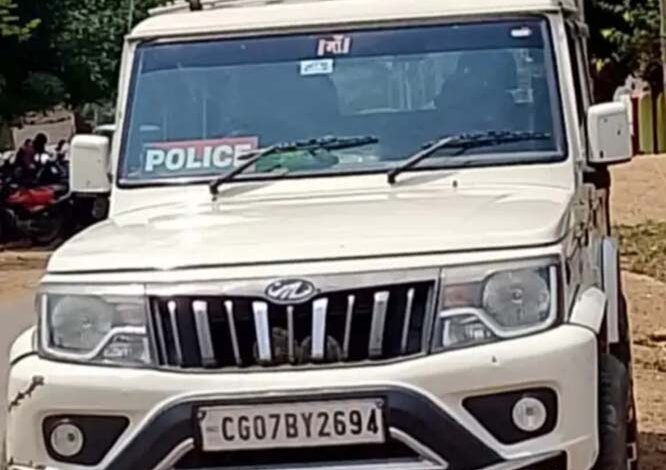सायरन व पुलिस लिखा बोर्ड लगा एक बोलेरो वाहन पकड़ाया सायरन व पुलिस लिखा बोर्ड लगा एक बोलेरो वाहन पकड़ाया