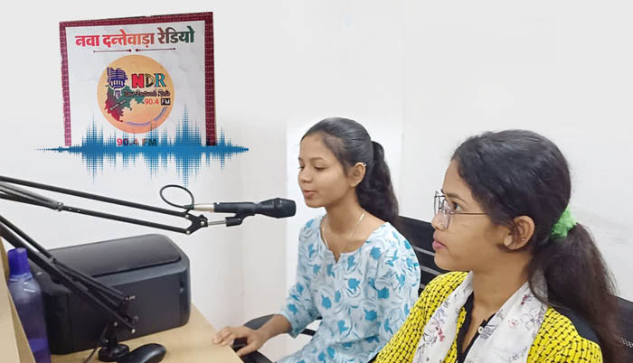 स्थानीय भाषा-बोली में नवा दंतेवाड़ा एफएम रेडियो का हो रहा प्रसारण स्थानीय भाषा-बोली में नवा दंतेवाड़ा एफएम रेडियो का हो रहा प्रसारण