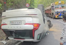केशकाल घाट में तेज रफ्तार अनियंत्रित कार पत्थर से टकराकर पलट गई