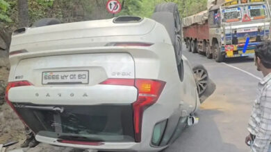 केशकाल घाट में तेज रफ्तार अनियंत्रित कार पत्थर से टकराकर पलट गई