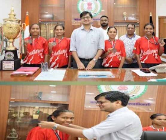 सॉफ्टबॉल वुमन चैंपियनशिप में ब्रॉन्ज मेडल जीतने वाले सदस्याओं को बीजापुर कलेक्टर ने किया सम्मानित सॉफ्टबॉल वुमन चैंपियनशिप में ब्रॉन्ज मेडल जीतने वाले सदस्याओं को बीजापुर कलेक्टर ने किया सम्मानित