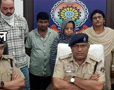 मकान मालकिन घर में चला रही थी अनैतिक देह व्यापार, दो ग्राहक सहित हुई गिरफ्तार मकान मालकिन घर में चला रही थी अनैतिक देह व्यापार, दो ग्राहक सहित हुई गिरफ्तार