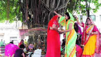 पति की लंबी आयु की कामना के लिए सुहागिनों ने रखा वट सावित्री का व्रत
