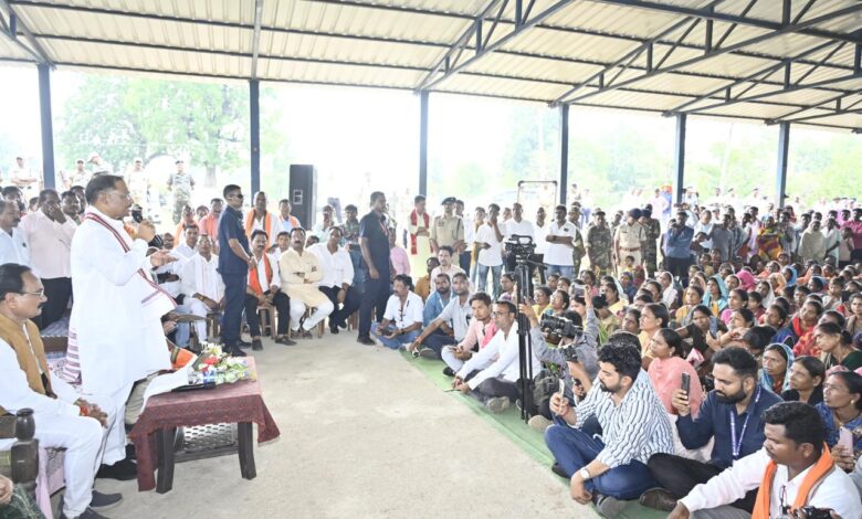 मुख्यमंत्री की चौपाल : कांकेर जिले के मांदरी गांव में उतरा मुख्यमंत्री का उडऩखटोला मुख्यमंत्री की चौपाल : कांकेर जिले के मांदरी गांव में उतरा मुख्यमंत्री का उडऩखटोला