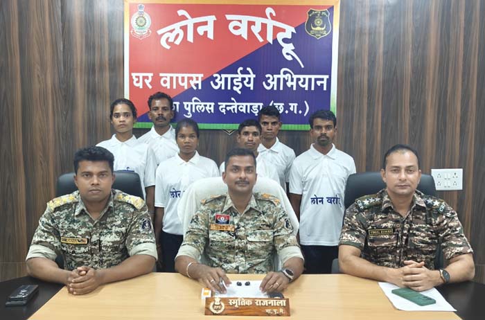 एक लाख की ईनामी महिला नक्सली सहित 6 नक्सलियों ने किया आत्मसमर्पण एक लाख की ईनामी महिला नक्सली सहित 6 नक्सलियों ने किया आत्मसमर्पण