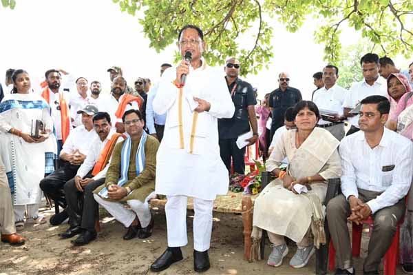 महुआ पेड़ की छांव में सुशासन की चौपाल: चुकतीपानी में मुख्यमंत्री का अचानक दौरा, बैगा समुदाय ने जताया आत्मीय स्वागत महुआ पेड़ की छांव में सुशासन की चौपाल: चुकतीपानी में मुख्यमंत्री का अचानक दौरा, बैगा समुदाय ने जताया आत्मीय स्वागत