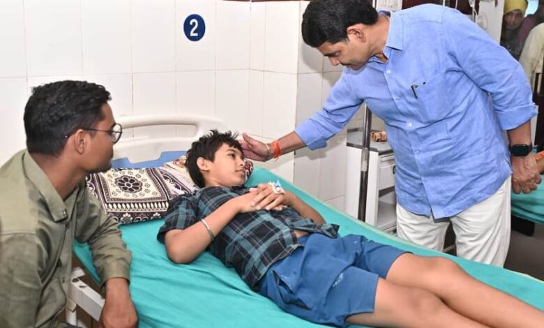 राजस्व मंत्री ने अस्पताल पहुँचकर घायलों से की मुलाकात, पीडि़तों का बेहतर ईलाज हेतु चिकित्स्कों को दिये निर्देश राजस्व मंत्री ने अस्पताल पहुँचकर घायलों से की मुलाकात, पीडि़तों का बेहतर ईलाज हेतु चिकित्स्कों को दिये निर्देश