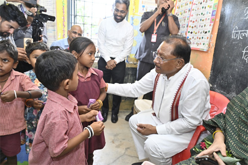सुशासन तिहार के दौरे पर मुख्यमंत्री अचानक पहुंचे मांदरी गांव के आँगनबाड़ी केंद्र सुशासन तिहार के दौरे पर मुख्यमंत्री अचानक पहुंचे मांदरी गांव के आँगनबाड़ी केंद्र