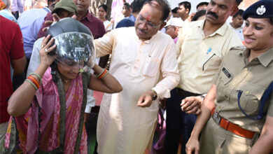 मुख्यमंत्री साय ने चौपाल में अपने हाथों से दो युवाओं को पहनाया हेलमेट