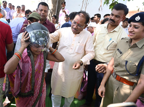 मुख्यमंत्री साय ने चौपाल में अपने हाथों से दो युवाओं को पहनाया हेलमेट मुख्यमंत्री साय ने चौपाल में अपने हाथों से दो युवाओं को पहनाया हेलमेट