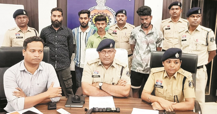ऑनलाइन सट्टा व साइबर फ्रॉड के लिए बैंक उपलब्ध कराने वाले 6 म्यूल खाताधारक गिरफ्तार ऑनलाइन सट्टा व साइबर फ्रॉड के लिए बैंक उपलब्ध कराने वाले 6 म्यूल खाताधारक गिरफ्तार