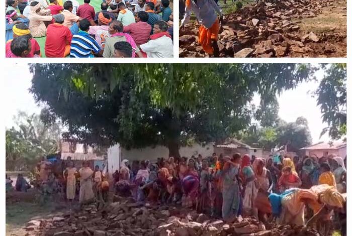 ग्राम सभा के निर्णय के बाद अवैध रूप से कब्जा किए जमीन को ग्रामीणों ने करवाया मुक्त ग्राम सभा के निर्णय के बाद अवैध रूप से कब्जा किए जमीन को ग्रामीणों ने करवाया मुक्त