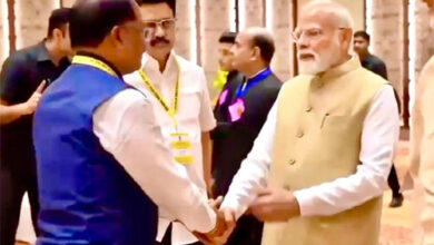 नीति आयोग की बैठक में दिखी आत्मीयता: जब प्रधानमंत्री मोदी ने मुख्यमंत्री साय का थामा हाथ और कहा – छत्तीसगढ़ की बात अभी बाकी है