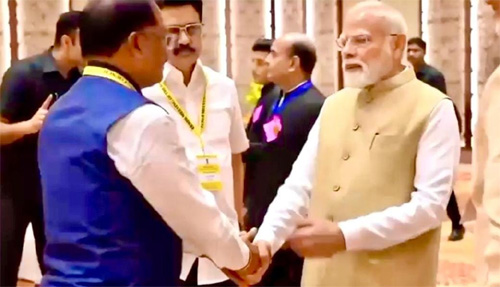 नीति आयोग की बैठक में दिखी आत्मीयता: जब प्रधानमंत्री मोदी ने मुख्यमंत्री साय का थामा हाथ और कहा – छत्तीसगढ़ की बात अभी बाकी है नीति आयोग की बैठक में दिखी आत्मीयता: जब प्रधानमंत्री मोदी ने मुख्यमंत्री साय का थामा हाथ और कहा – छत्तीसगढ़ की बात अभी बाकी है